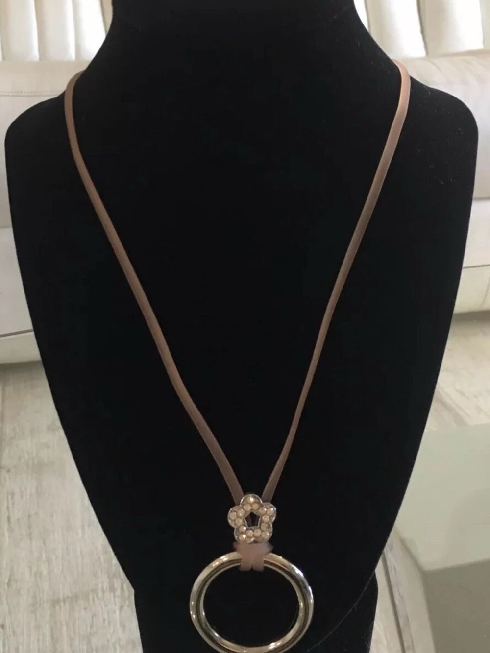 Silicone cord necklace open circle pendant rhinestone flower magnetic clasp pink